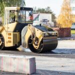 Utilajele indispensabile pentru lucrări de drumuri