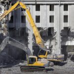 Demolarea halelor industriale: logistică și utilaje necesare